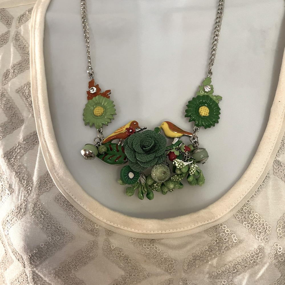 GORGEOUS GREEN EMBELLISHED ENAMEL BIRD/ FLOWER NECKLACE WITH CENTER FABRIC ROSE